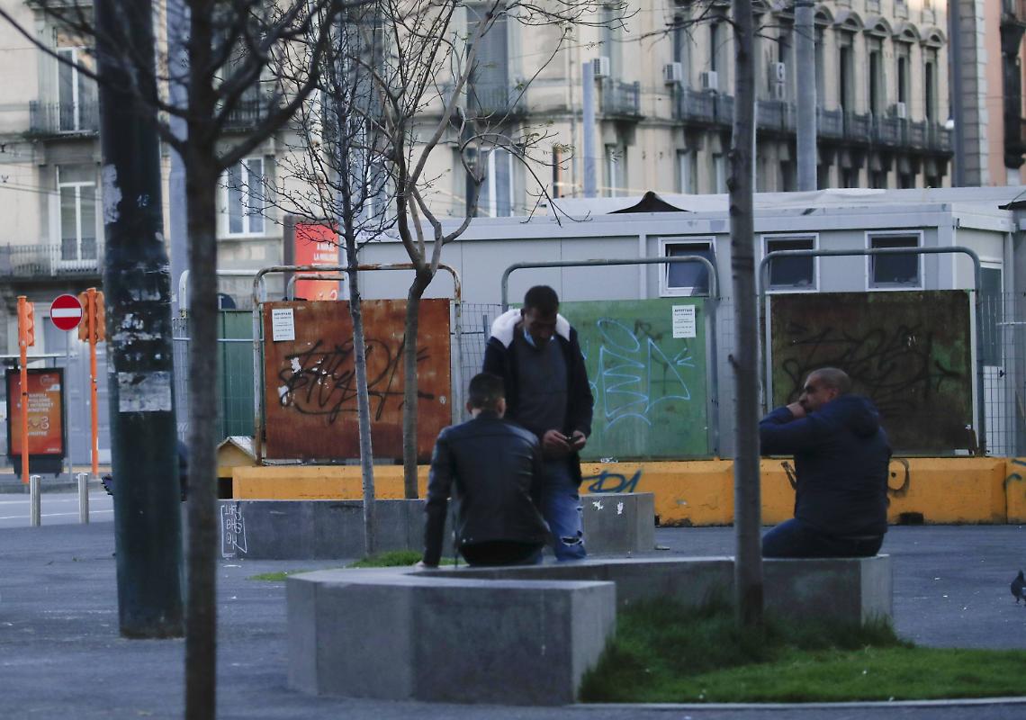 Fase 2, a Napoli ripresa lenta: pochi gli esercizi commerciali aperti