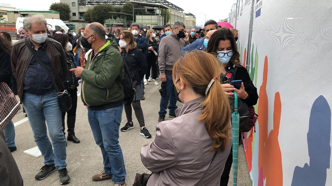 Vaccini, disagi anche all'hub di Capodichino: lunghe file e ore di attesa
