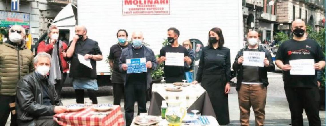 L'ira dei ristoratori a Napoli: «Senza posti all’aperto, siamo stremati»