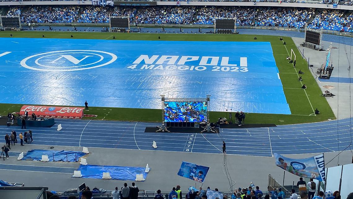 Marea azzurra dentro e fuori il “Maradona”, striscione sul campo: 4 maggio 2023