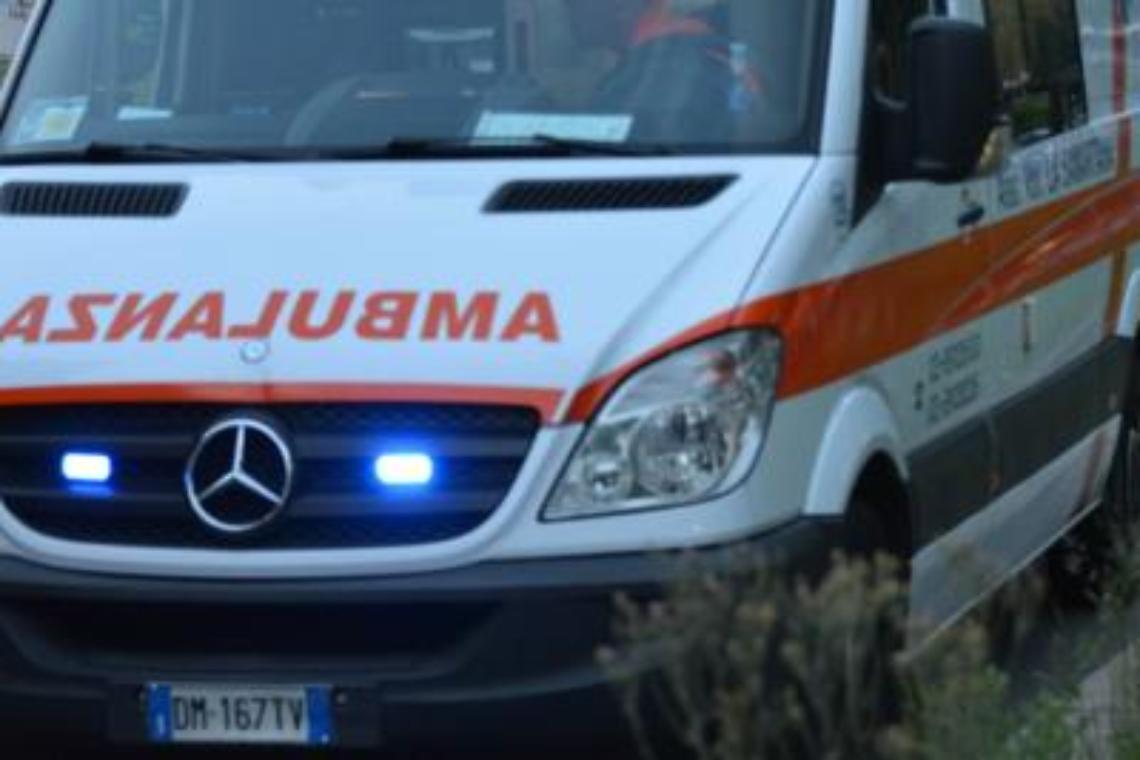 Roma, si ribalta Smart con 4 giovani a bordo: 3 feriti gravi
