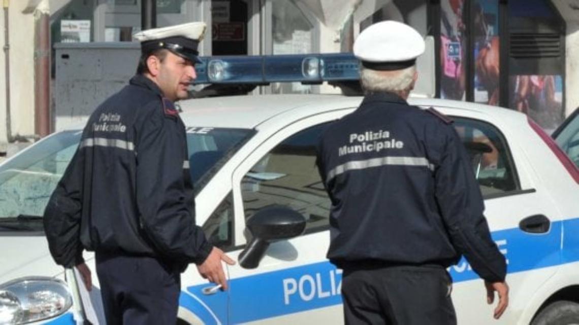 Furto di energia elettrica, arrestato dipendente comunale: era casa pur risultando in servizio