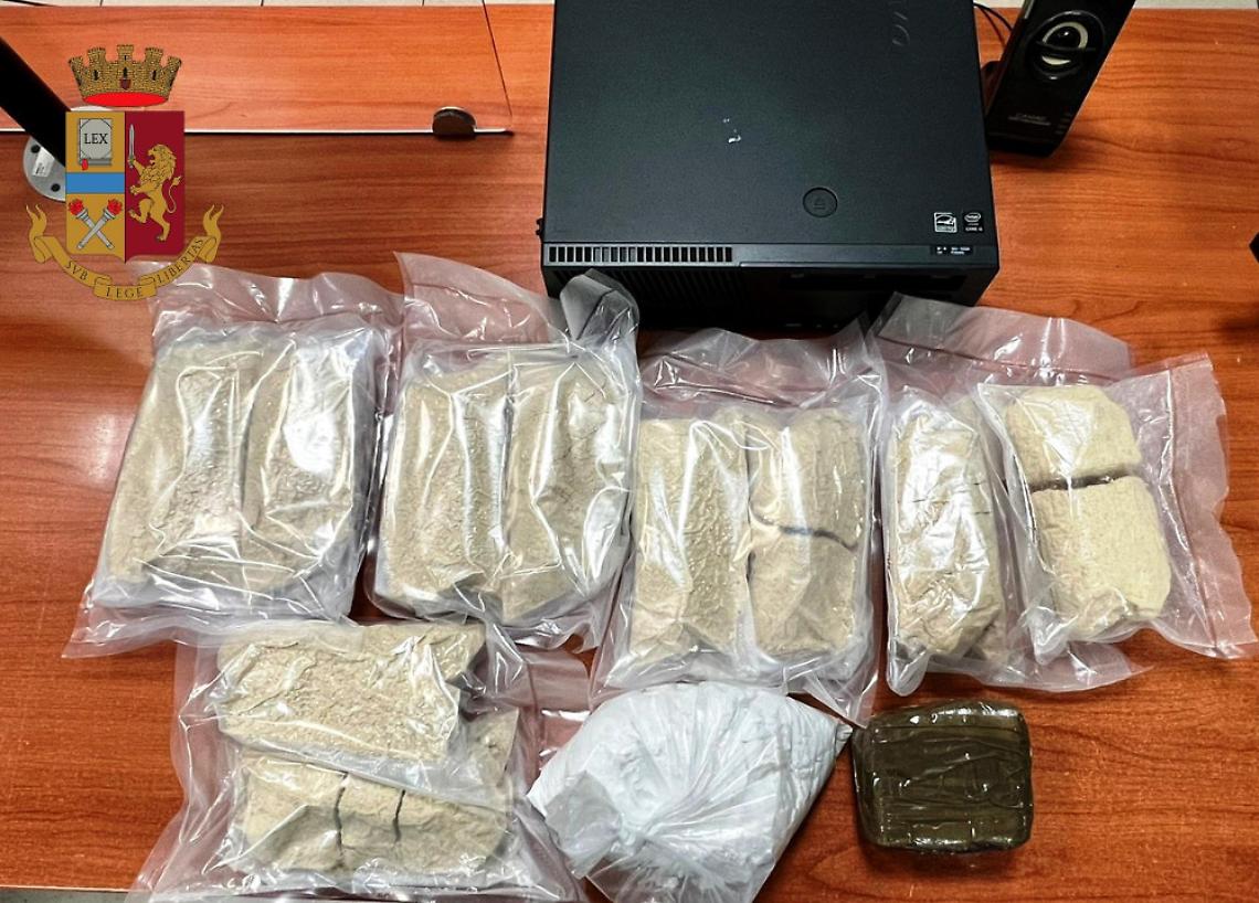 Sei chili di droga ritrovati in un'auto rubata e abbandonata