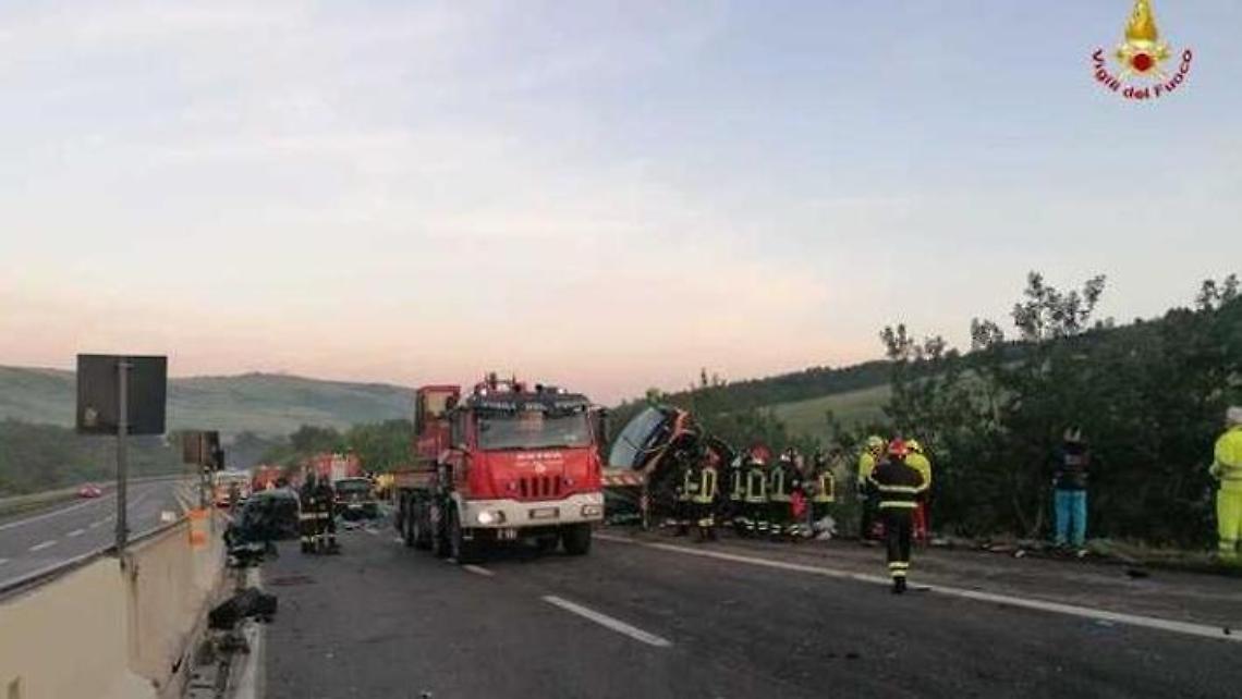 Autobus giù nella scarpata, un morto e 14 feriti sull’A16