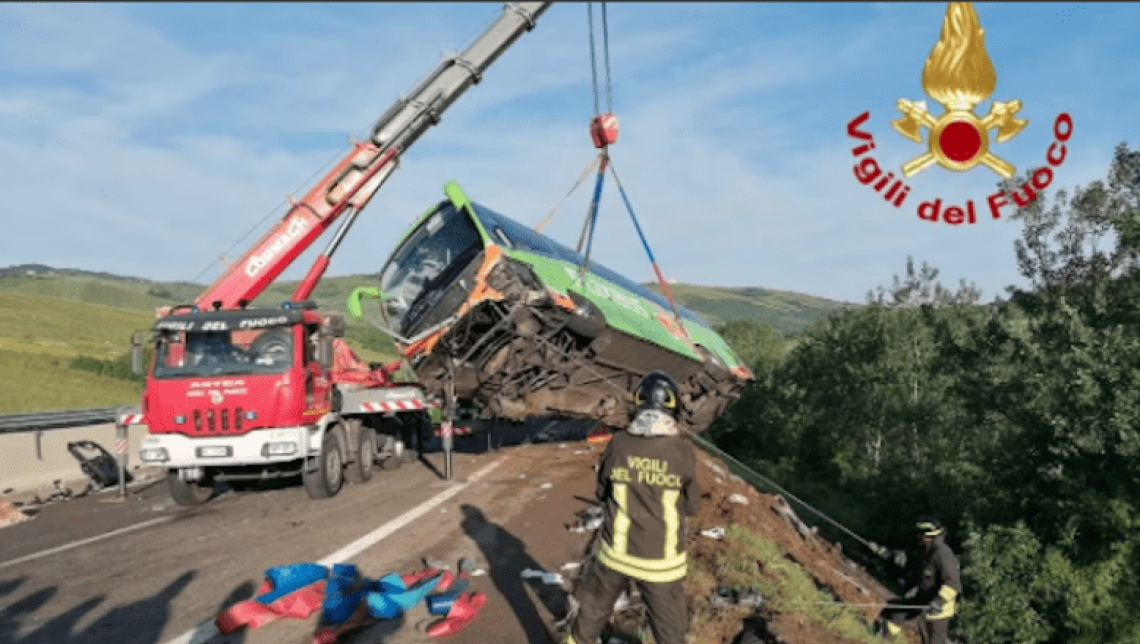 Bus nella scarpata, i sopravvissuti: vivi per miracolo, siamo usciti strisciando