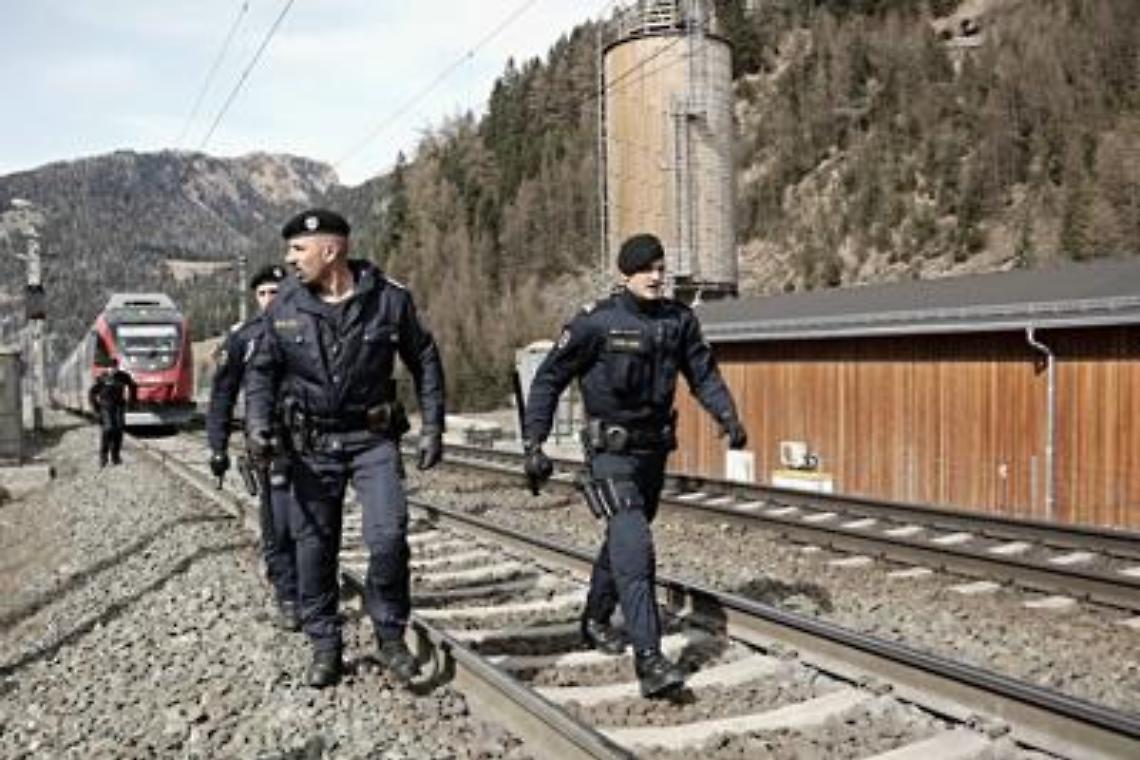 Migranti, l'Austria blinda il confine: pronti truppe e carri armati