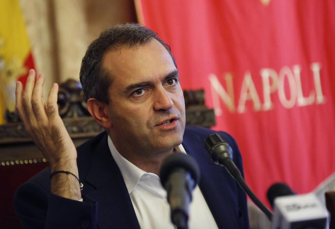 De Magistris: una task force contro le blatte