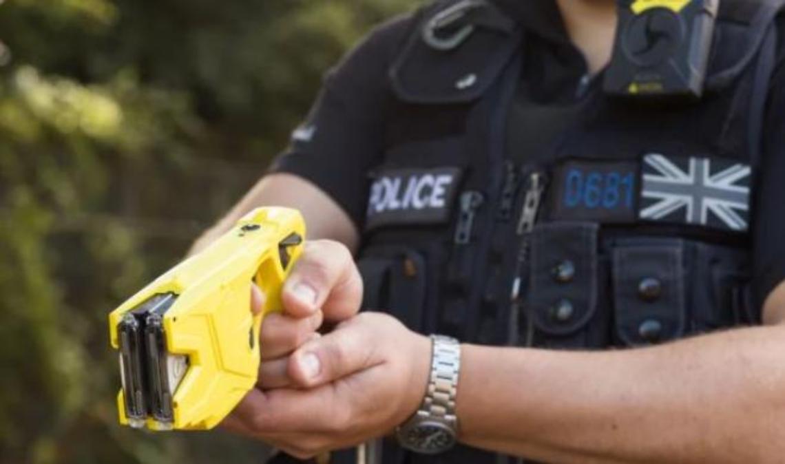 Taser, la sperimentazione in 11 città: ci sono Napoli e Caserta