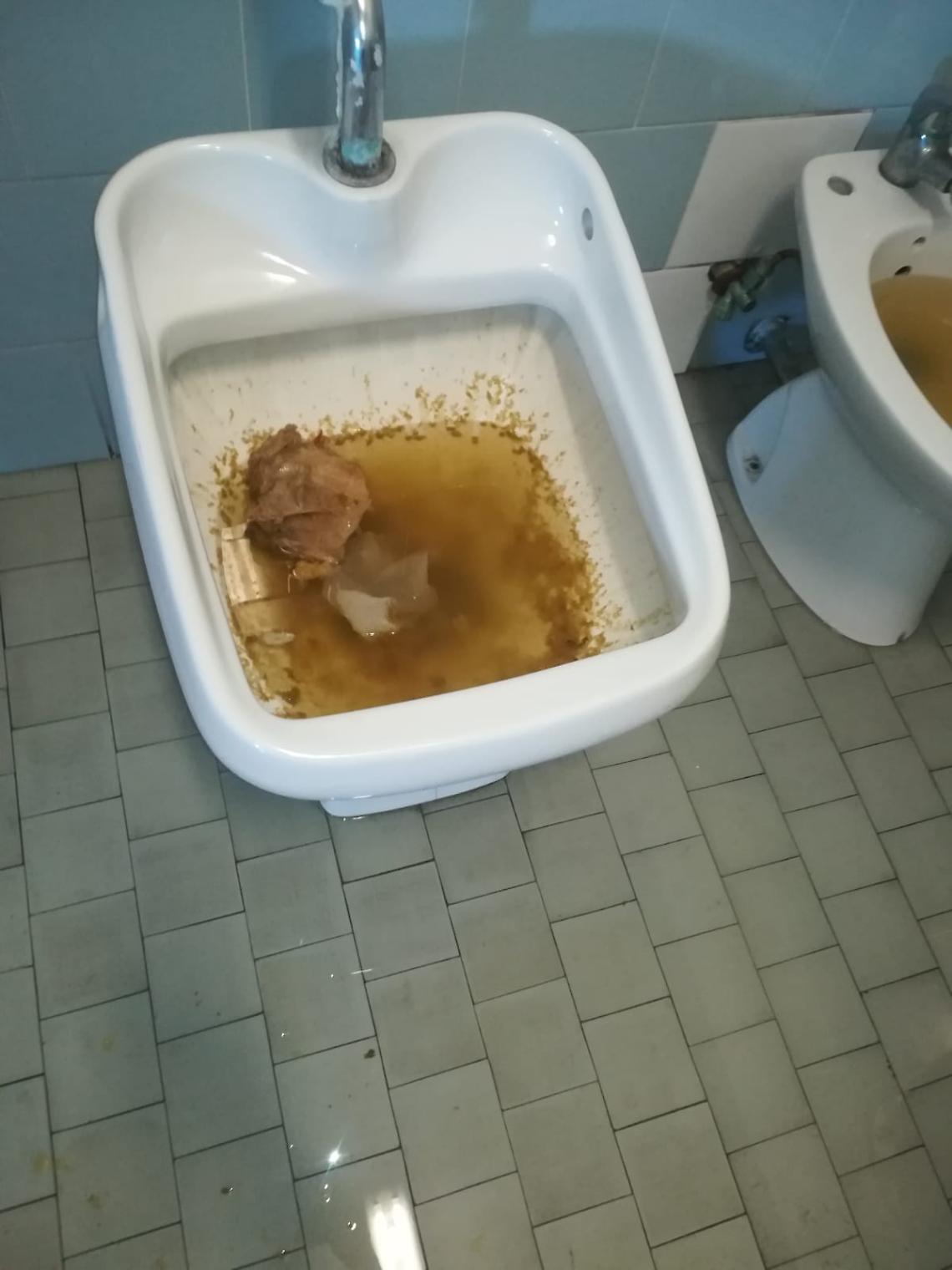Raid vandalico al San Giovanni Bosco: bagni otturati e reparto allagato