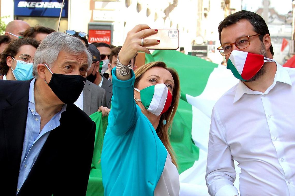 Via alla manifestazione del centrodestra a Roma, Salvini: «Da qui segnale di speranza»