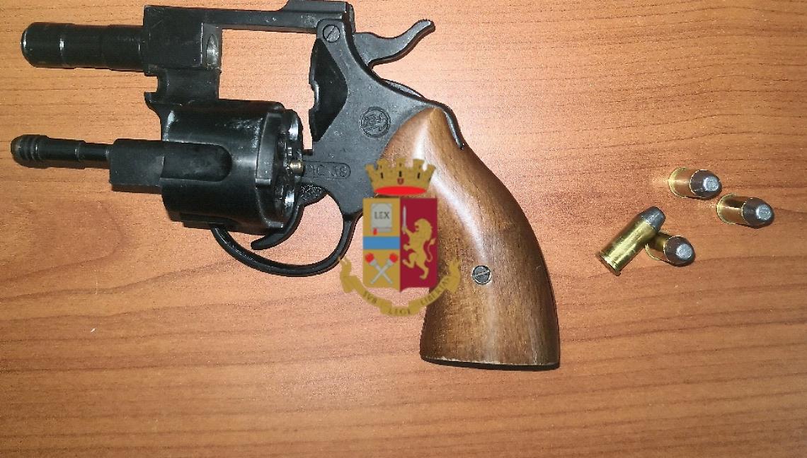 In giro con una pistola in via Mezzocannone: arrestato