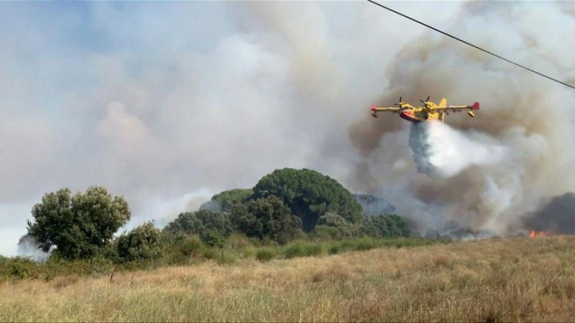 Incendi, notte di paura all'Aquila: gente in strada