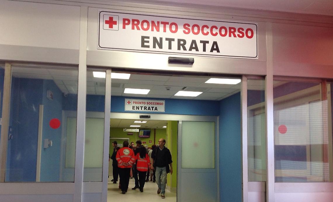 Lite per motivi di viabilità, donna ferita a coltellate