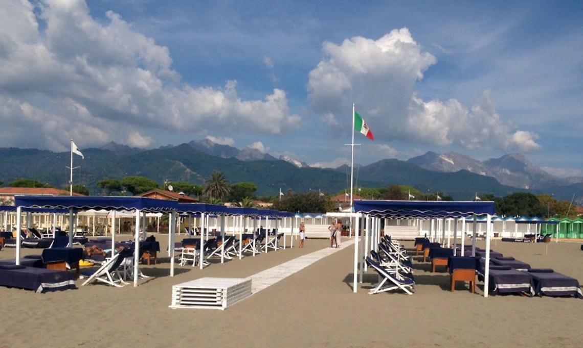 Suv piomba sul lido e semina il panico tra i bagnanti