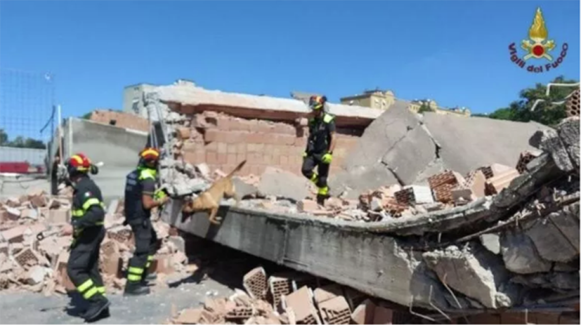 Paura a Roma: crolla autorimessa bus, si scava tra le macerie