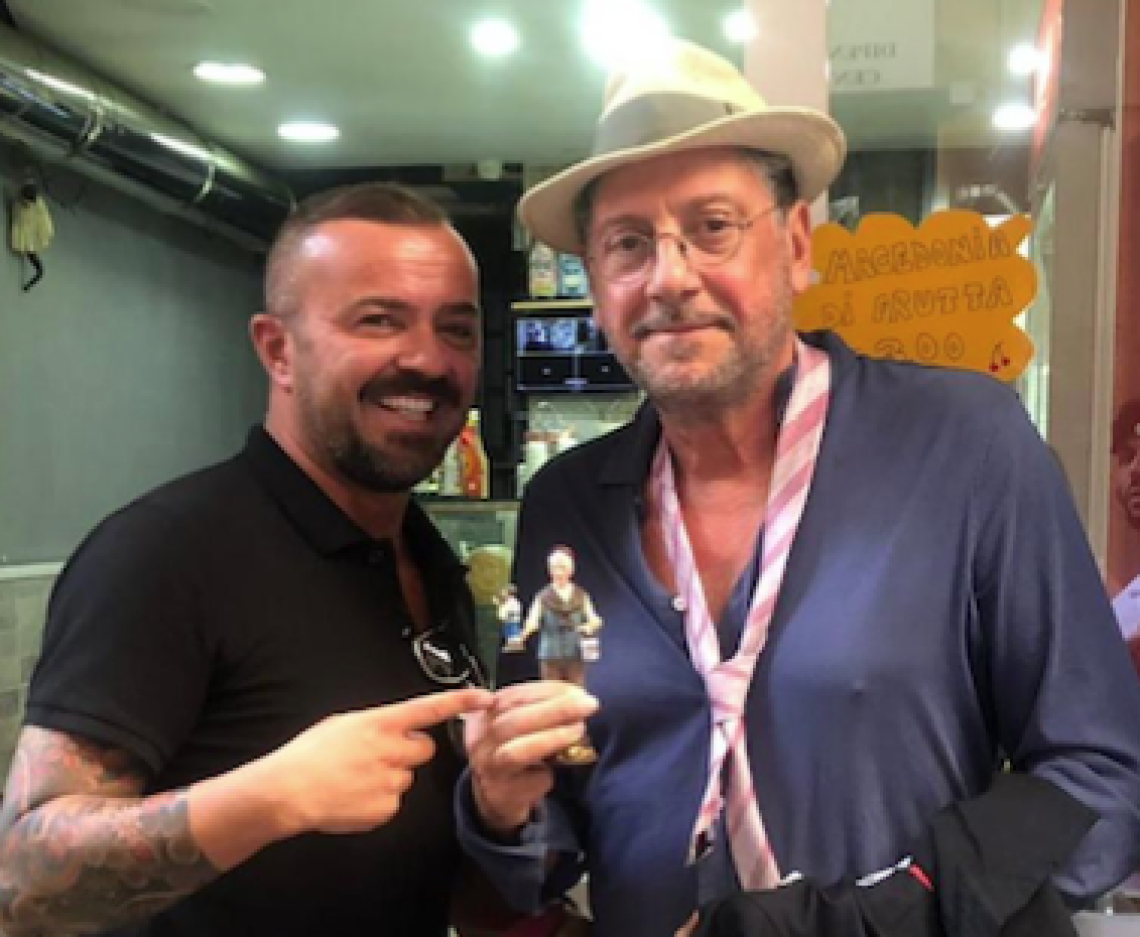 Di Virgilio regala a Castellitto la statuina di Eduardo