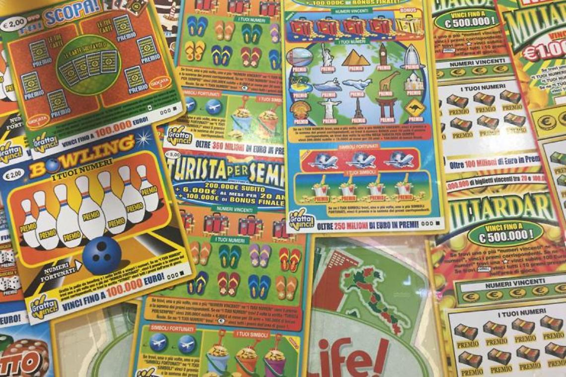 Vince 500mila euro al Gratta e vinci, ma il titolare della tabaccheria fugge con il biglietto