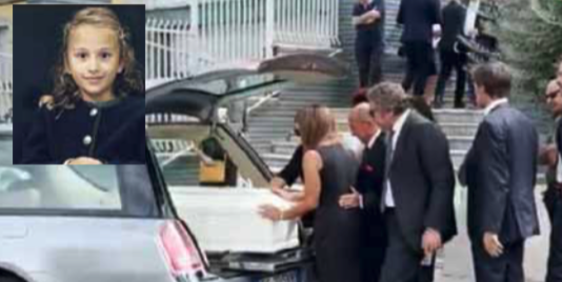 In centinaia per lo straziante addio a Lavinia: «Resterai sempre nei nostri cuori, ciao Lalla»