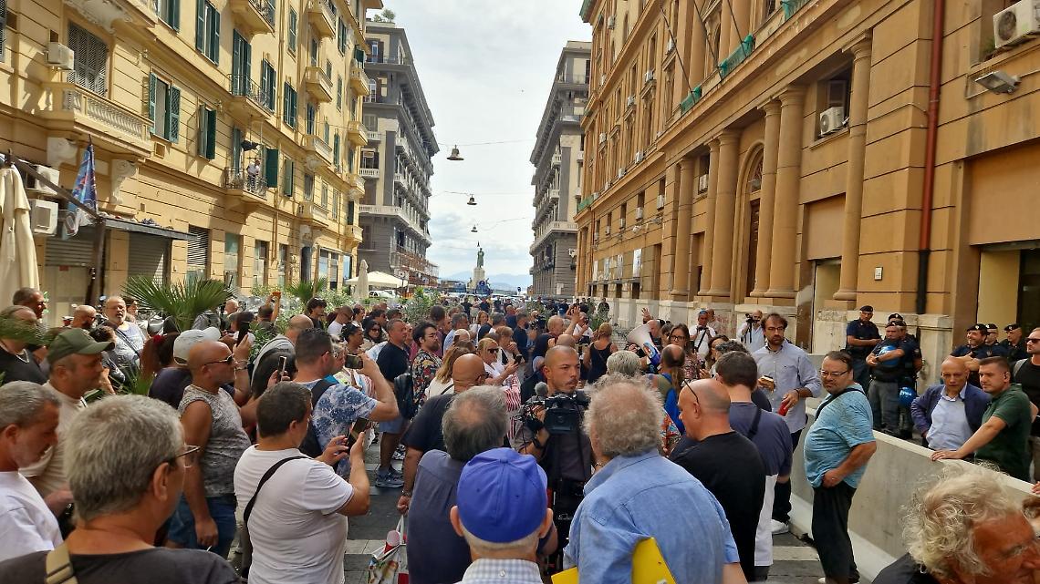Stop al reddito, proteste a Napoli: bloccata la Galleria Vittoria