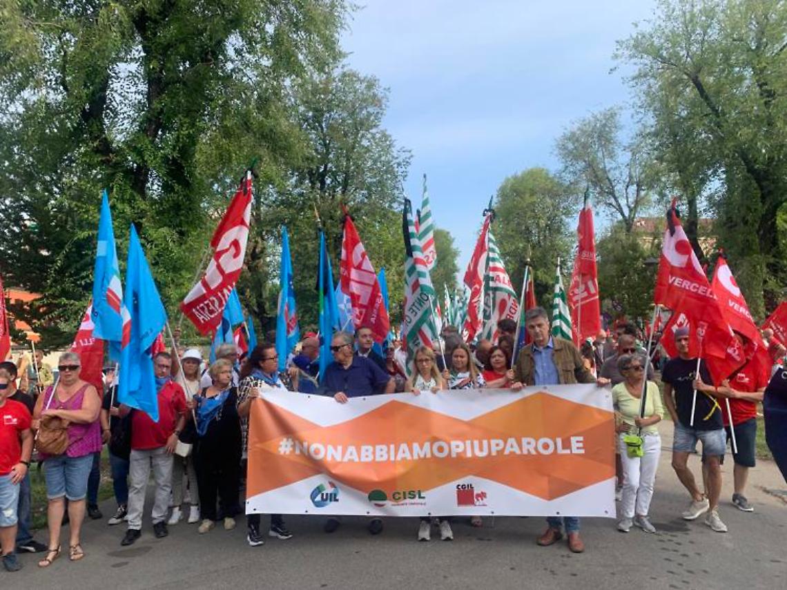 Incidente ferroviario Brandizzo, corteo per le vittime. Familiari: «Vogliamo giustizia»