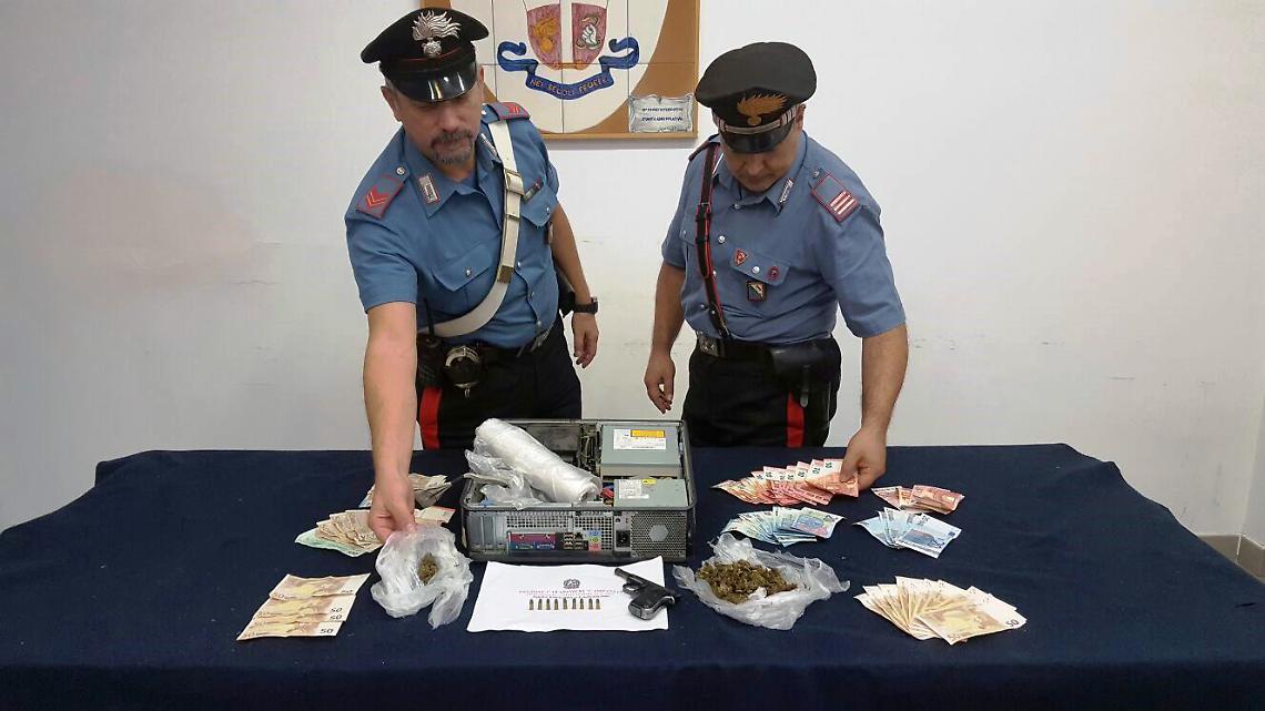 Pistola, proiettili e droga nel computer: coniugi presi a Castellammare