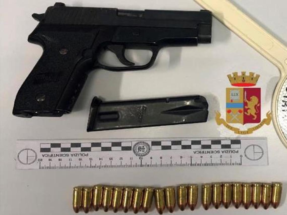 Pistola carica in auto, preso reggente del clan Formicola
