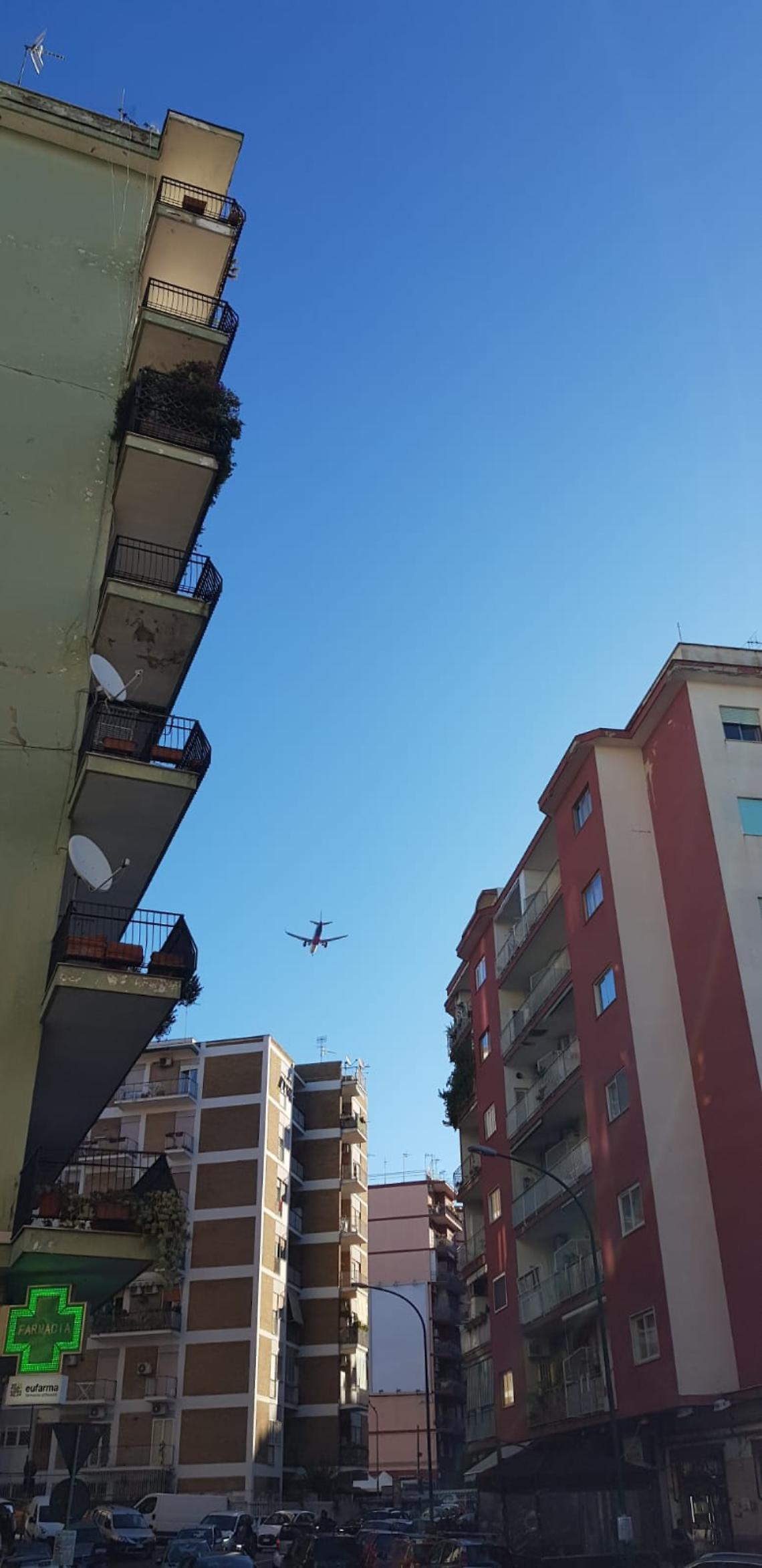 Troppi aerei sorvolano il Vomero, allarme per salute e sicurezza