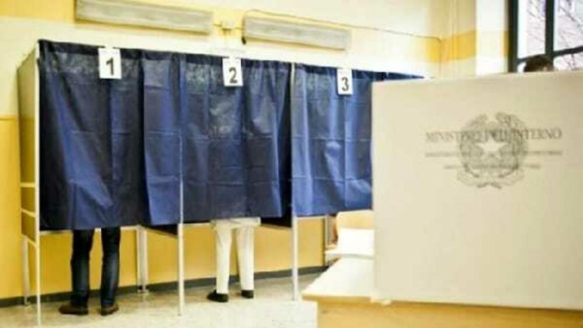 Scattano foto a scheda in cabina, due denunciati