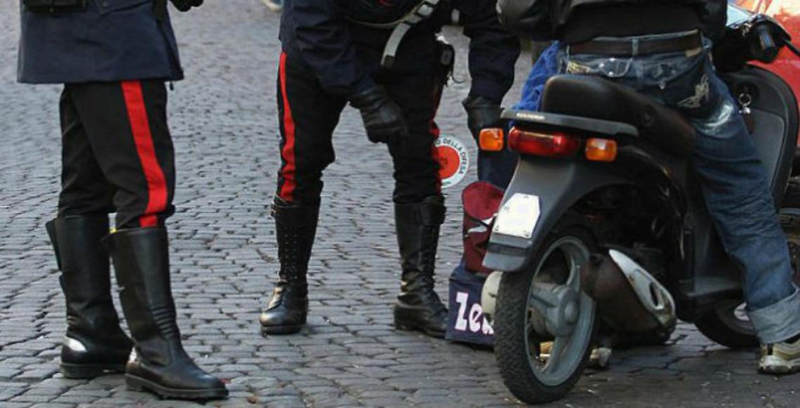 Ruba scooter e fugge, inseguito e fermato dai carabinieri