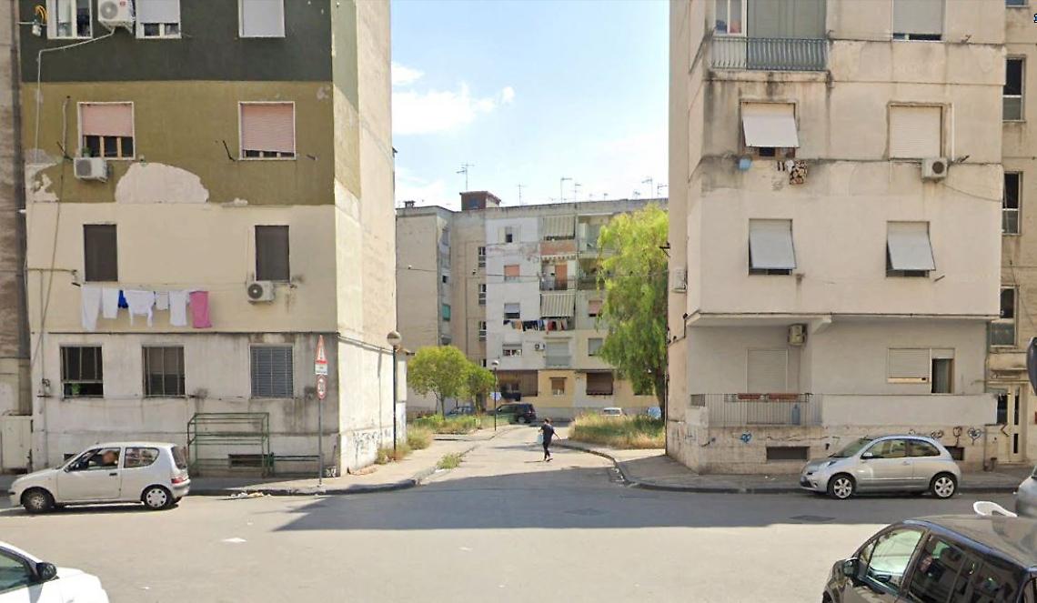 Montano un palco in strada per un compleanno: arrivano le forze dell'ordine