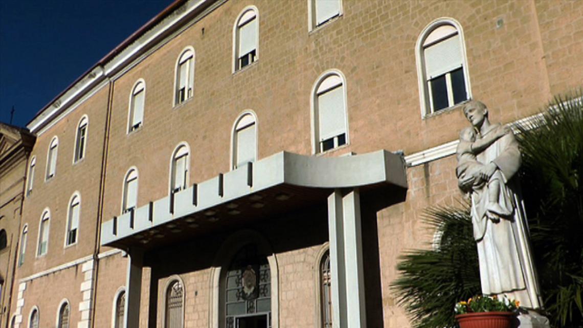 Mazzette per impiantare protesi: arrestato ex primario