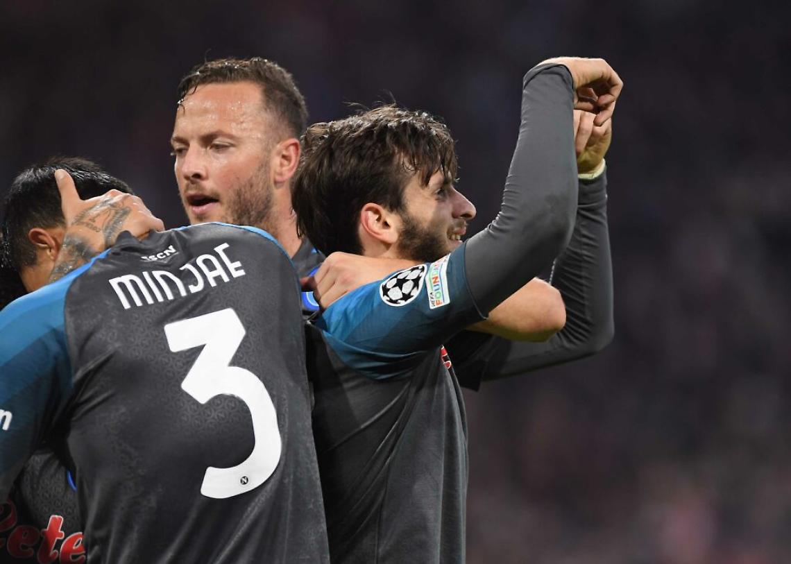 Ajax-Napoli 1-6: goleada degli azzurri ad Amsterdam. Azzurri primi a punteggio pieno
