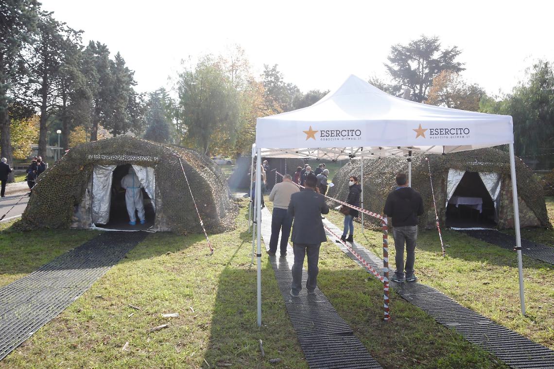 Tende dell'Esercito a Napoli, eseguono 300 tamponi al giorno