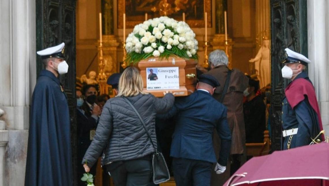 Folla e lacrime per l'addio a Giuseppe e Tullio