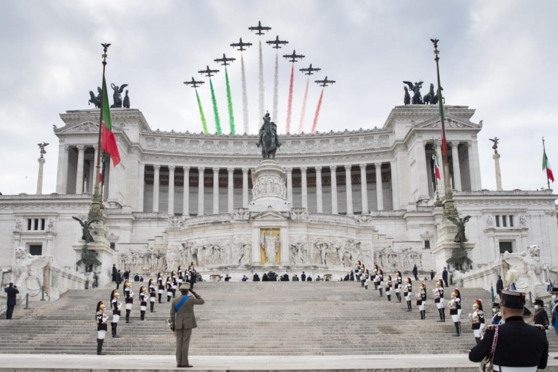 Mattarella all'Altare della Patria: fratellanza tra cittadini e militari
