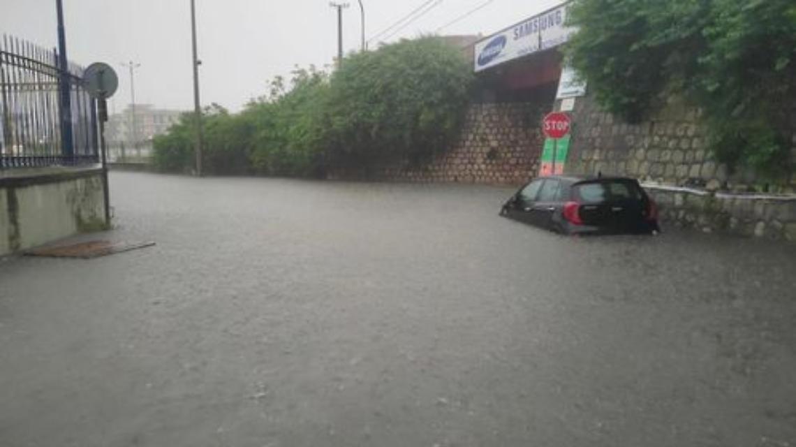Bomba d'acqua in Campania: superstrada bloccata, chiusa l'Università di Fisciano