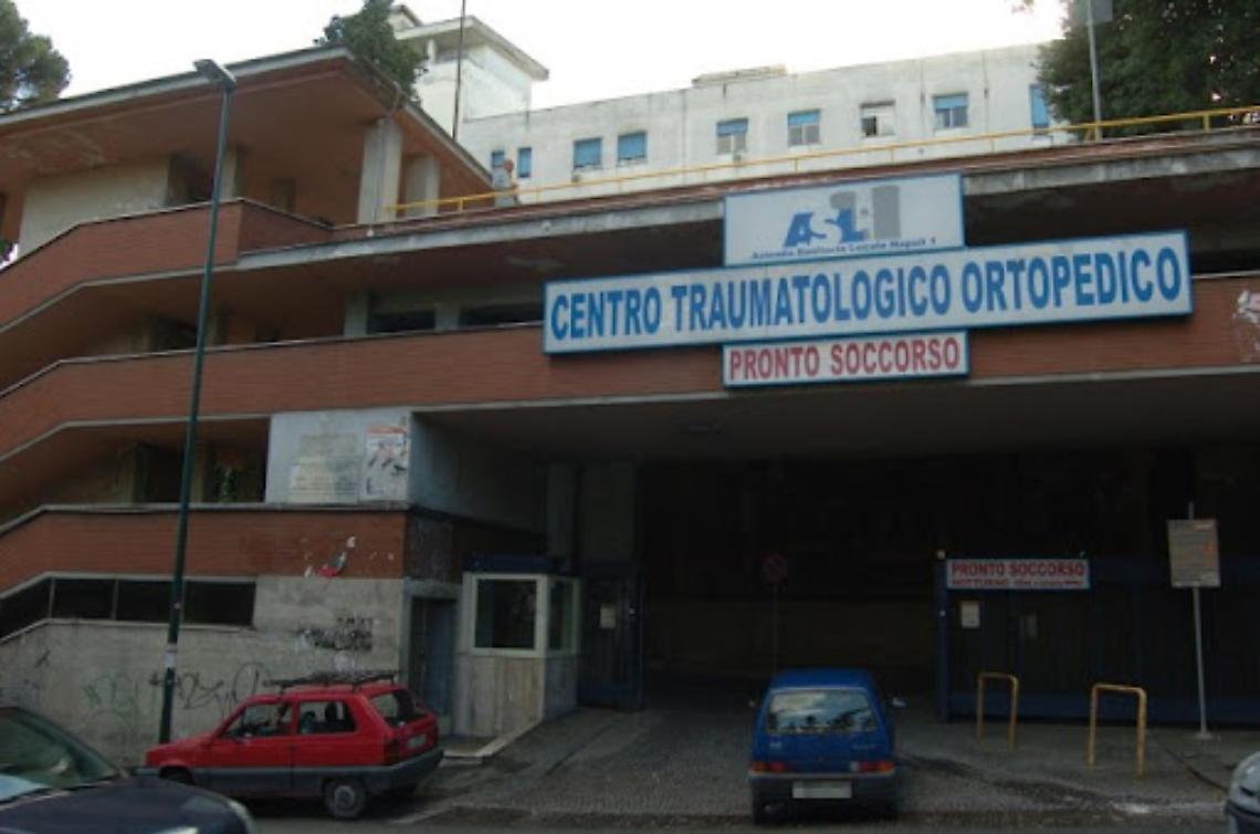In ospedale con ferita d'arma da fuoco: «Volevano rapinarmi»