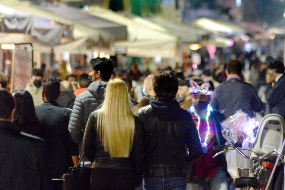 Covid, il sindaco di Pozzuoli vieta gli aperitivi della movida