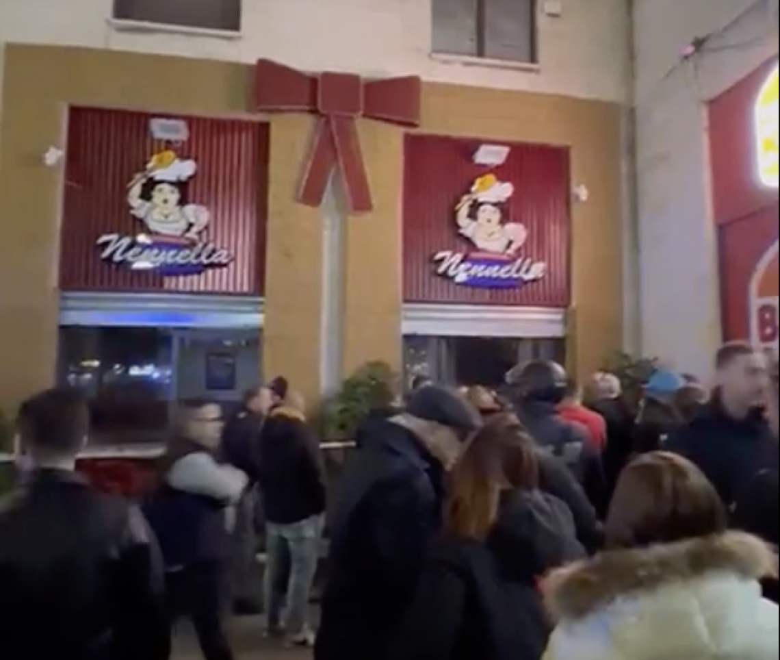 Nennella, incendio nella nuova sede in piazza Carità: fumo e paura in strada