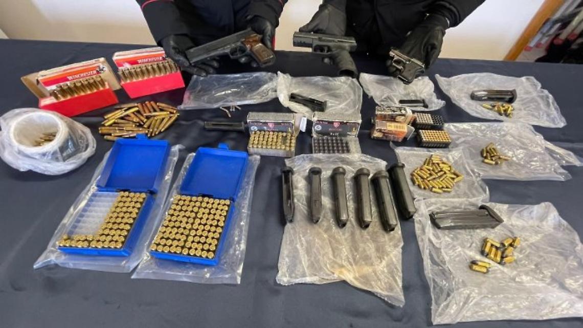 Sul tetto del condominio armi, munizioni e una potente bomba