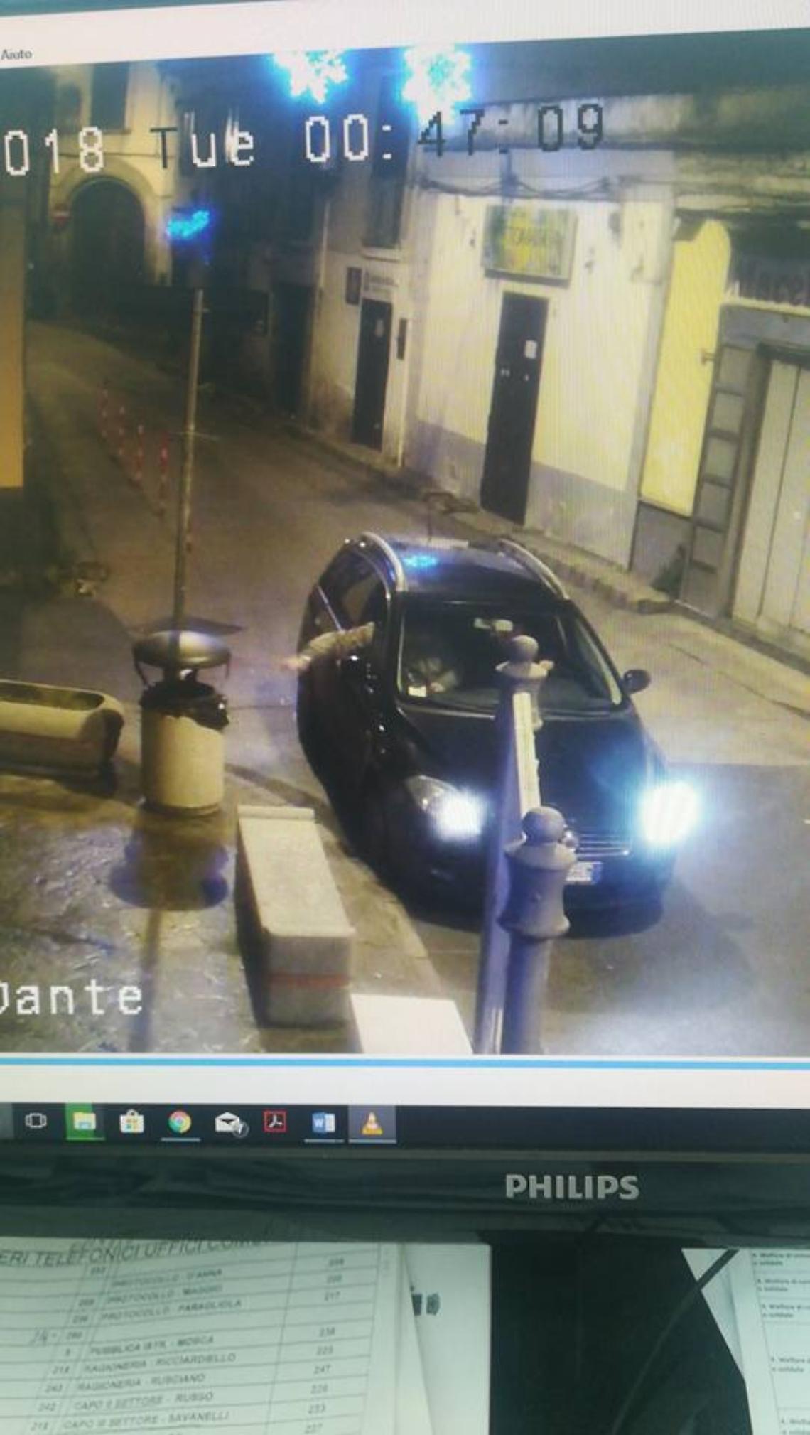 Mugnano, distruggono cestino dei rifiuti con i botti