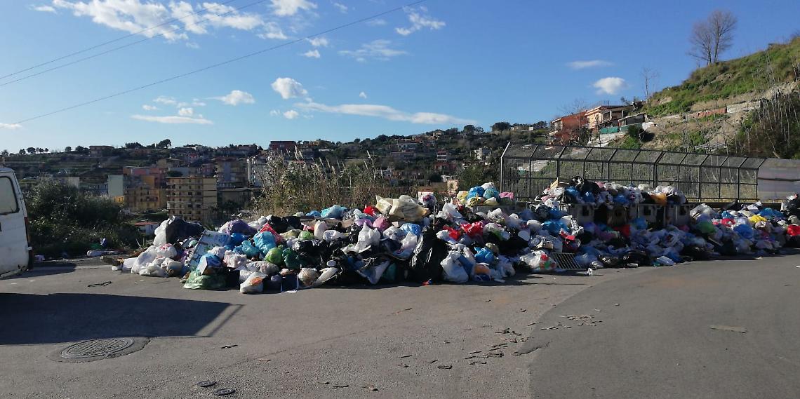 Allarme rifiuti: Napoli affonda