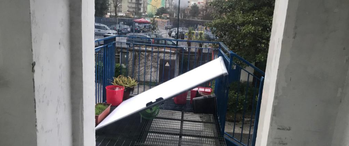Napoli, saccheggiata scuola a Pianura: rubati infissi e pc