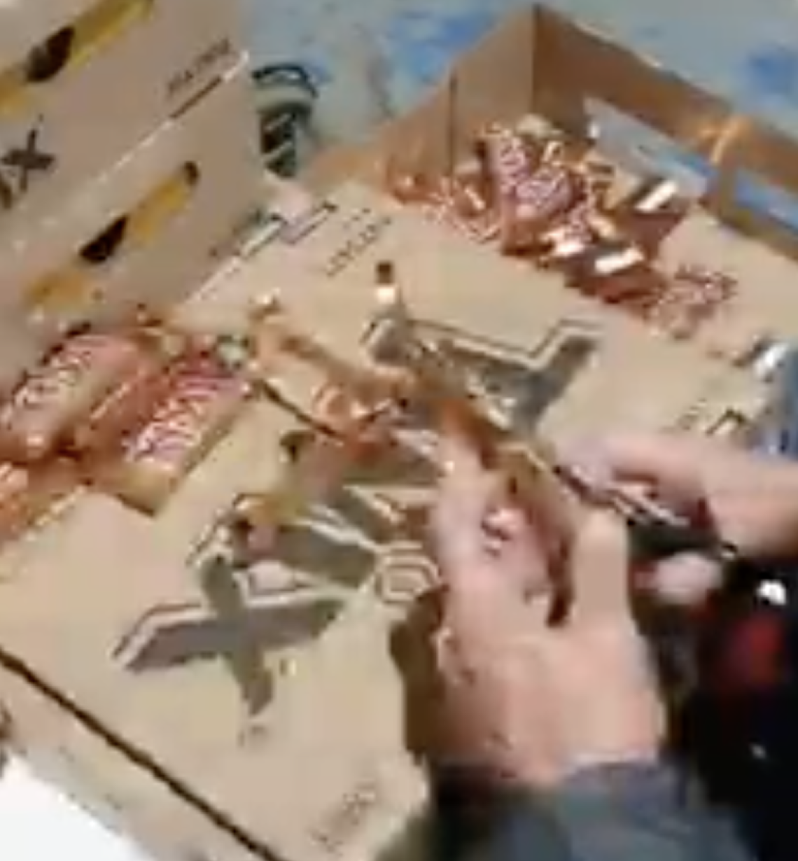 Befana choc: «Così mettono sul mercato snack scaduti»