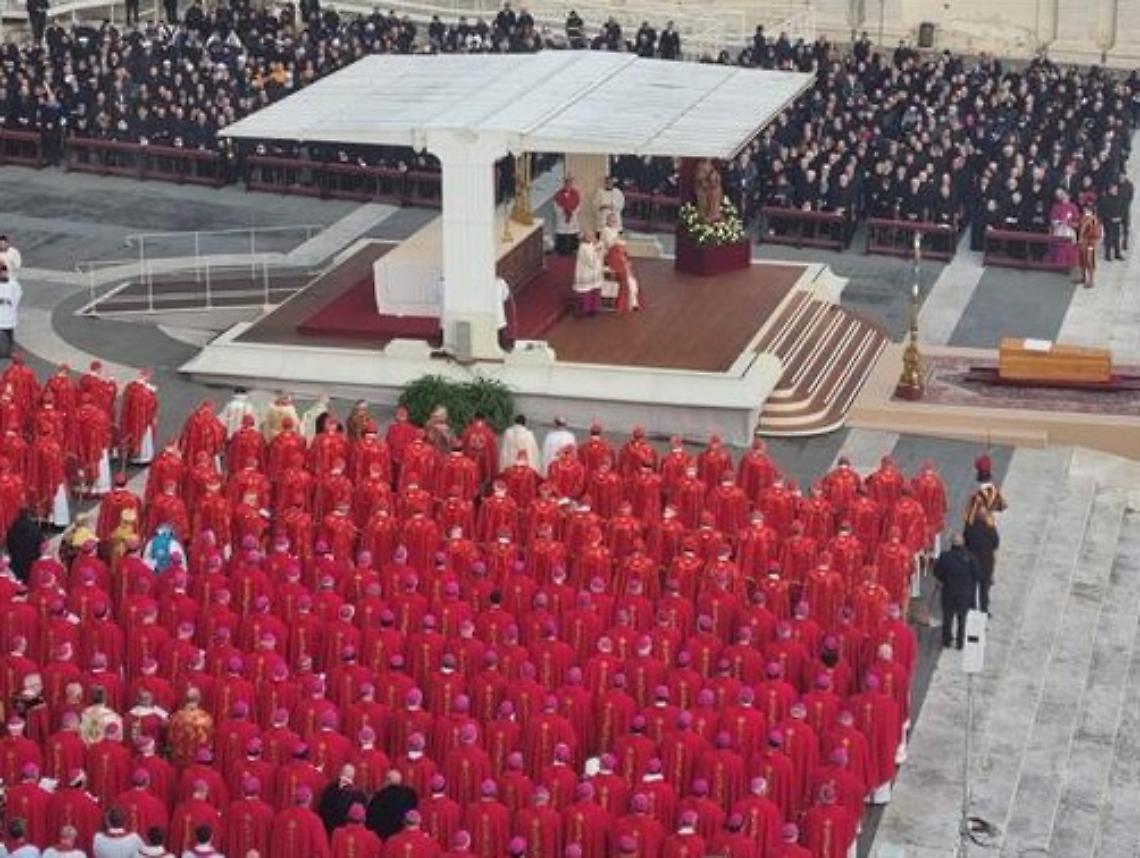 Centomila fedeli sul sagrato di San Pietro per il funerale di Benedetto XVI