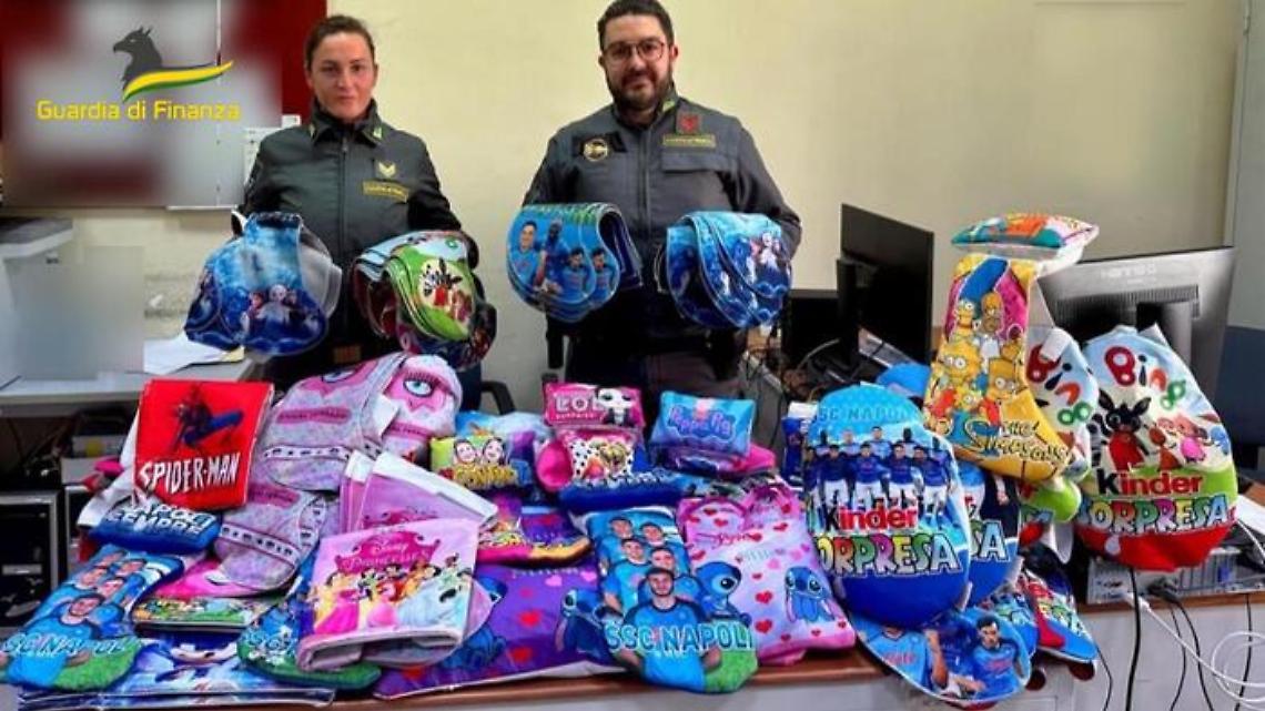 Blitz a Napoli, sequestrati migliaia di prodotti destinati a calze Befana