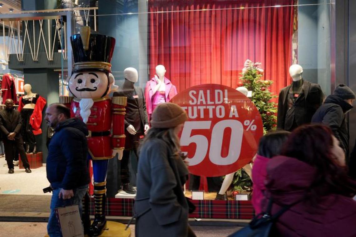 Saldi, spesa da 200 euro a testa ma solo per un campano su quattro