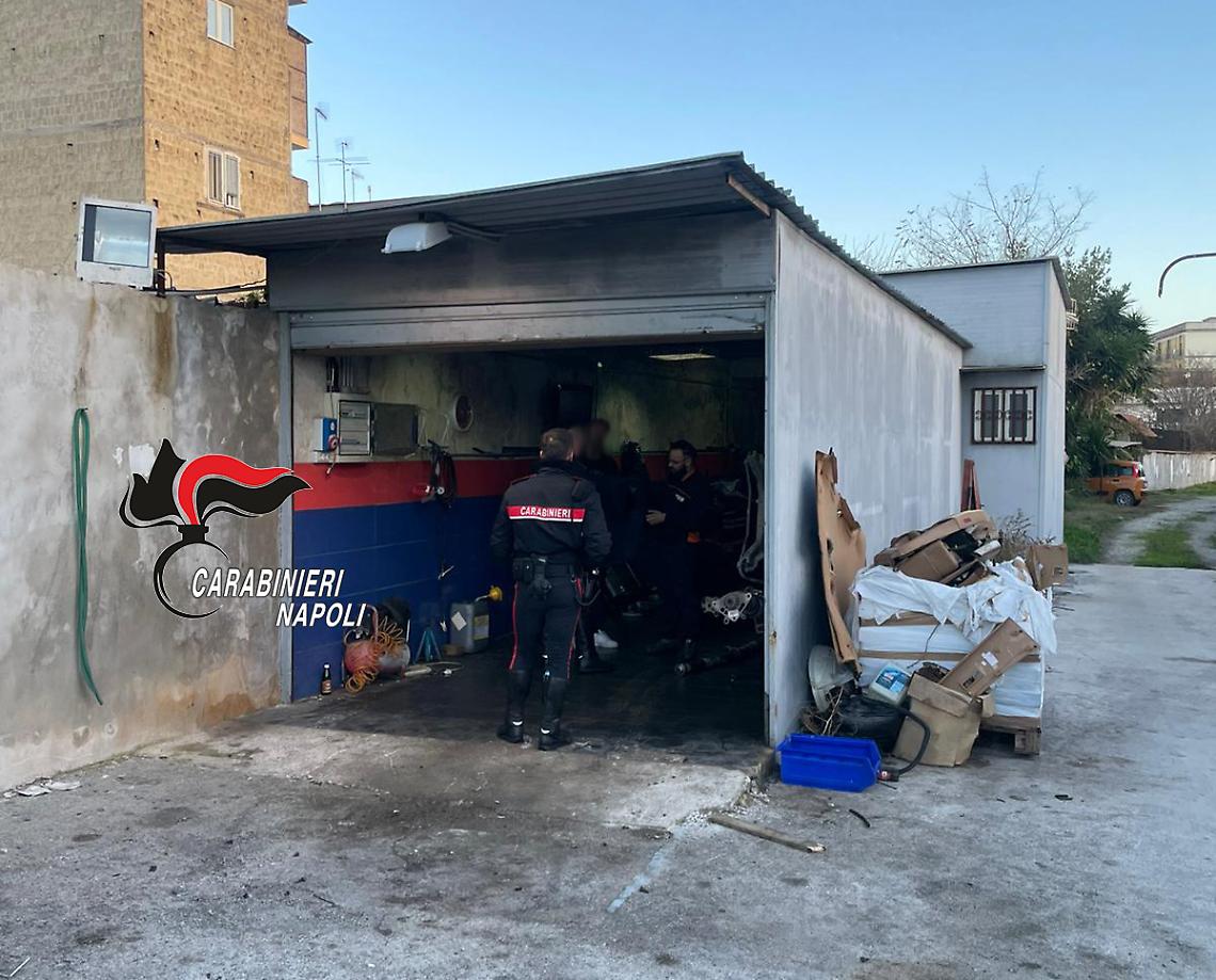 Cimitero di auto rubate a Secondigliano, due arresti