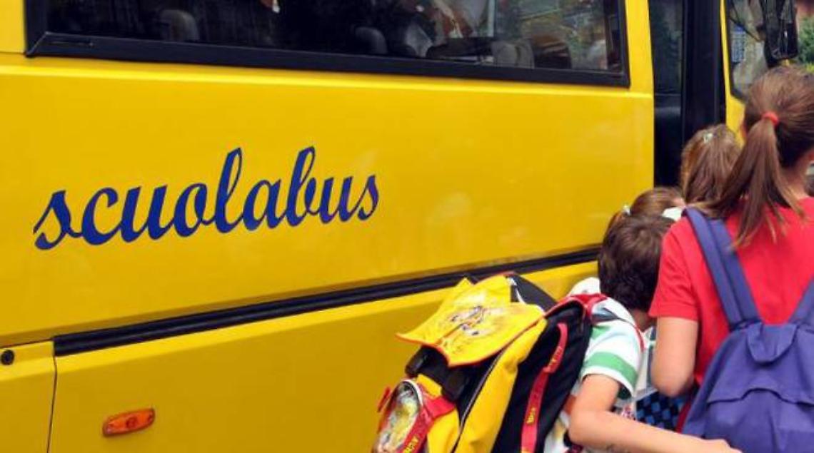 Studenti su scuolabus abusivo non immatricolato
