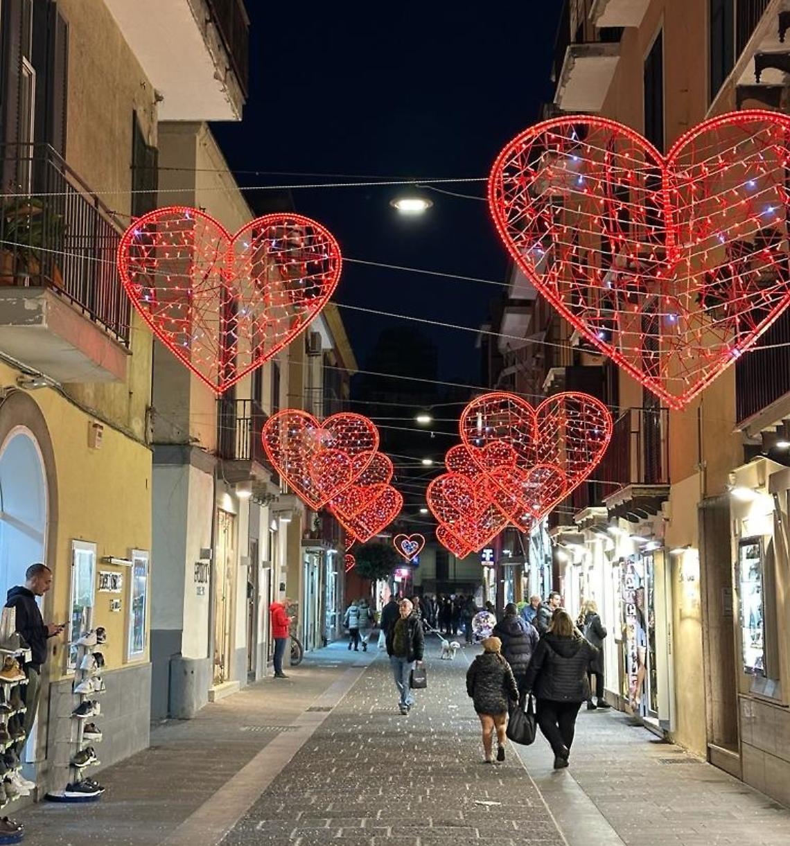 Pozzuoli, le strade del centro storico si colorano per San Valentino
